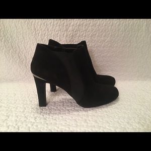 Tahari black heels